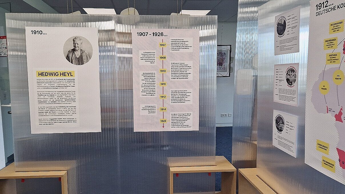 Ausgestellte Plakate behandeln Thema der ersten bürgerlichen Frauenbewegung und Kolonialschulen.