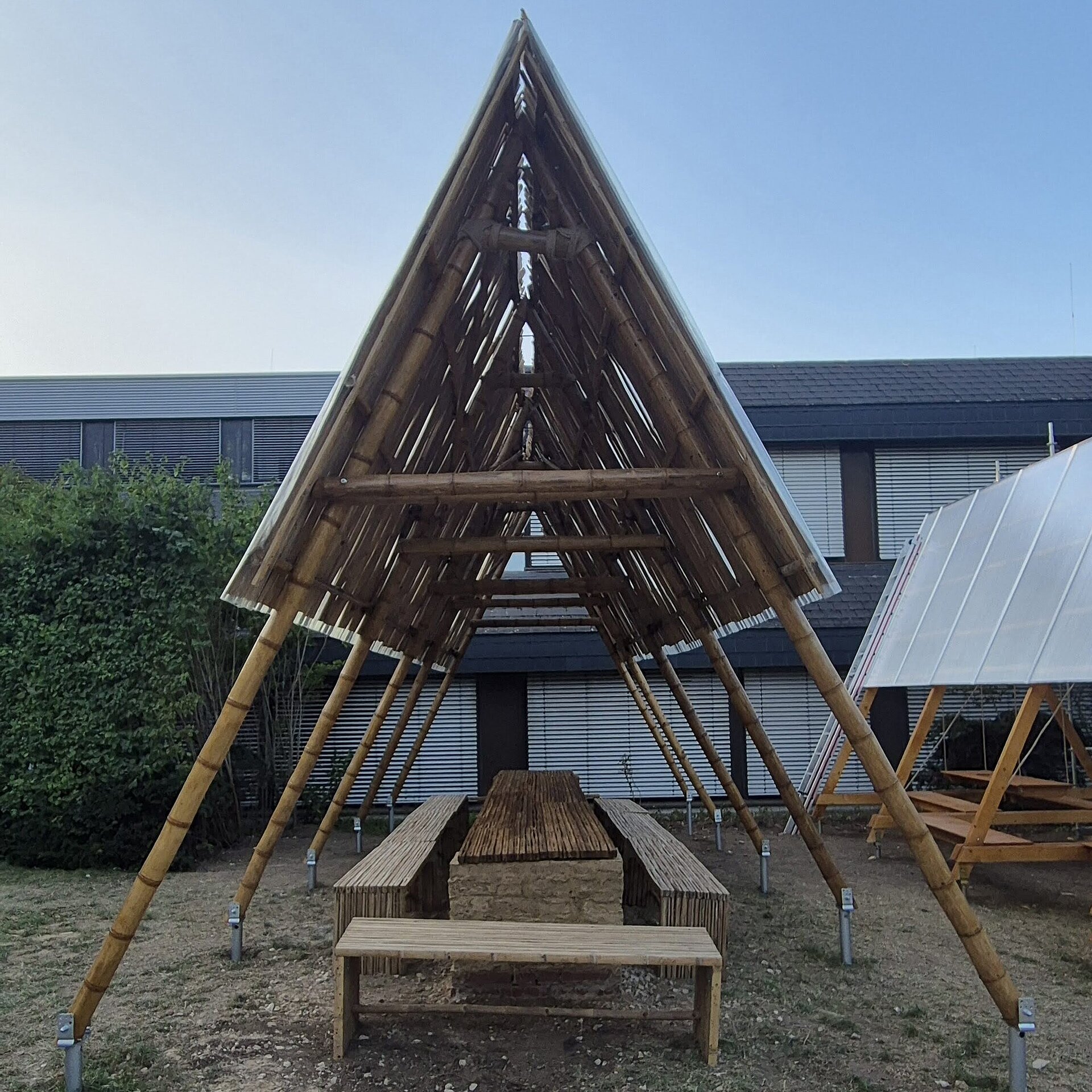 Ein Pavillon auf dem Campus der HSRM, gebaut während der Summer School 2025