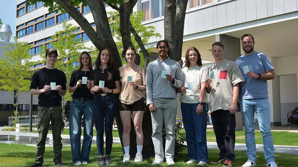 Die acht Studierenden mit ihren neu erworbenen Sprechfunkzeugnissen