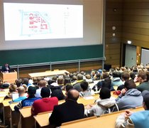 Ein voller Hörsaal der Hochschule RheinMain