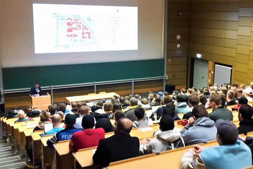 Ein voller Hörsaal der Hochschule RheinMain