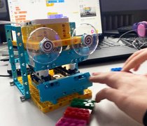 Programmieren  des Roboters von Lego Education Spike im IT-Unterricht