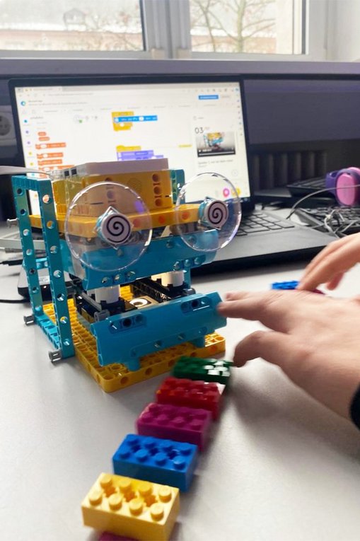 Programmieren  des Roboters von Lego Education Spike im IT-Unterricht