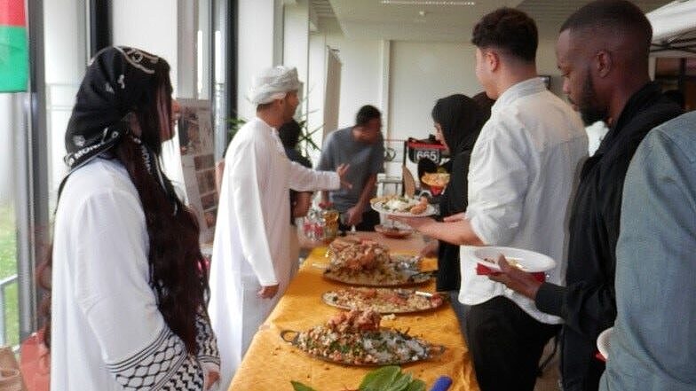 Büffet mit Leckereien aus dem Oman