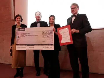 Dr. Kirsten Appel steht neben Zeri-Berdan Özdemir und übergibt ihr  den Förderpreis der Aareal Bank für den besten Abschluss. Daneben  stehen Prof. Dr.-Ing. Bernhard Griebel und Prof. Dr. Leo Cremer.