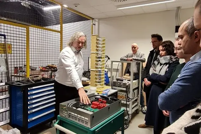 Hochspannung im Labor von Prof. Dr. Wilfried Attenberger