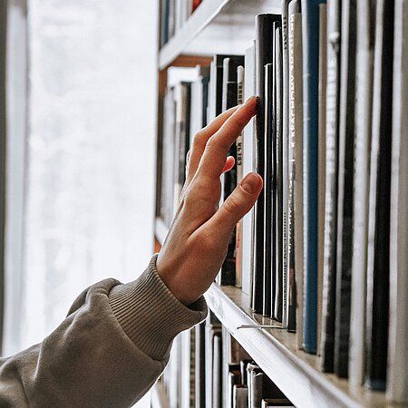 Bücheregal Bücherregal mit Hand