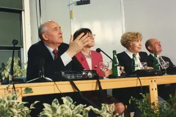 Michail S. Gorbatschow mit weiteren Personen am Tisch