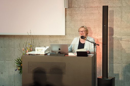 Hochschulpräsidentin Prof. Dr. Eva Waller begrüßt die Anwesenden des Spitzensportlerempfangs 2023 an der Hochschule RheinMain.