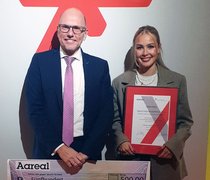 Laura Wirth, ausgezeichnet mit dem Preis für die beste Bachelorthesis, und Prof. Stefan Blümm.