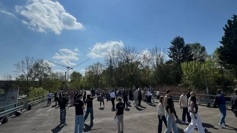 Menschen auf Parkdeck versammelt