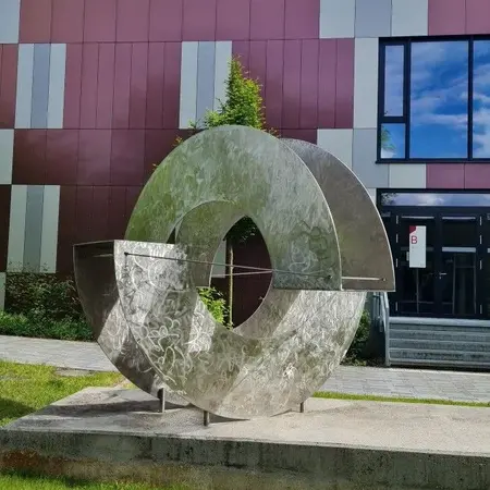 Skulptur vor der Mensa: Kreuzkugel von M. Will