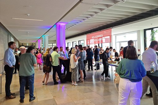 Absolvent:innen und Gäste der Abschlussfeier des Studienbereichs Maschinenbau im Foyer vor dem Hörsaal