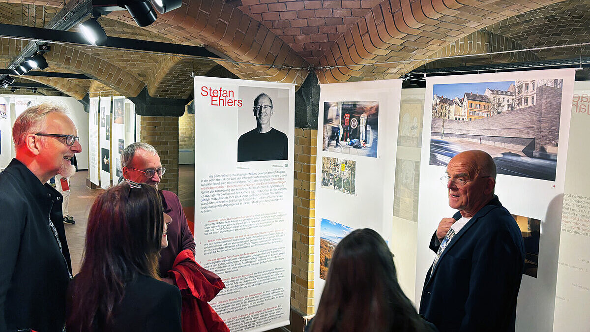 Besucher:innen in der Fotoausstellung „Heiße! Quellen!“ im sam.