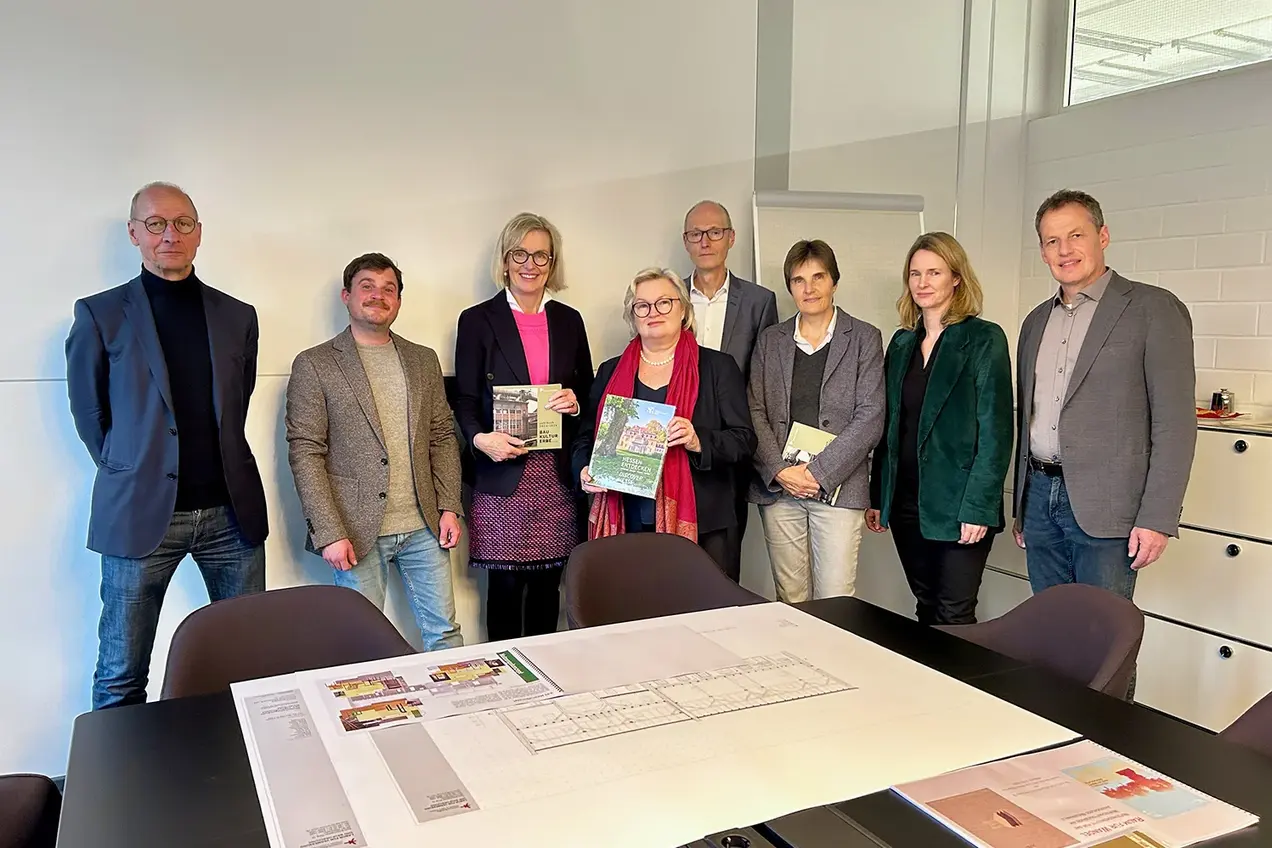 Gruppenfoto mit Prof. Dr. Robert Kanz, Philipp Ludwig, Kirsten Worms, Prof. Dr. Eva Waller, Prof. Dr. Friedmar Voormann, Dr. Anja Dötsch, Prof. Dr. Anne Bantelmann-Betz und Prof. Dr. Christoph Duppel