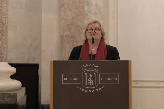 Prof. Dr. Eva Waller, Präsidentin der Hochschule RheinMain, während ihres Grußworts