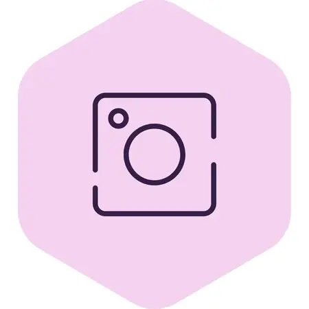 Ein rosa hexagonales Symbol mit einer einfachen Kamera-Ikone in der Mitte. Die Kamera hat ein rundes Objektiv und einen kleinen Lichtpunkt, der den Auslöser darstellt.