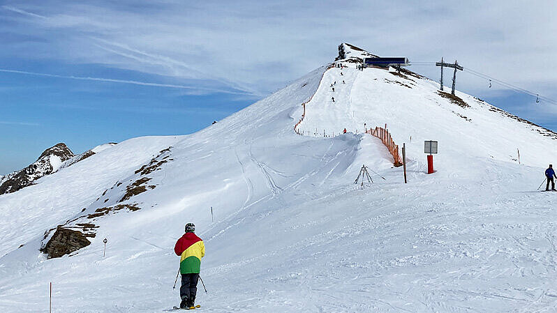 Stella Reichenbacher Eine mit Schnee bedeckte Ski-Piste mit Ski-Fahrern