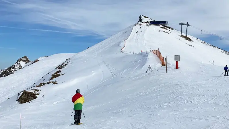Eine mit Schnee bedeckte Ski-Piste mit Ski-Fahrern