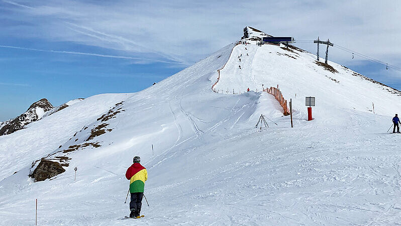 Eine mit Schnee bedeckte Ski-Piste mit Ski-Fahrern