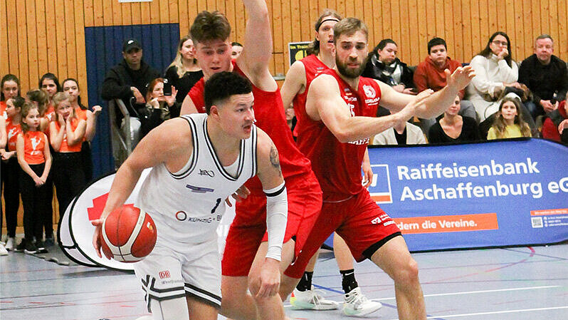 Leander Schwalm während eines Basketballspiels Leander Schwalm im Angriff