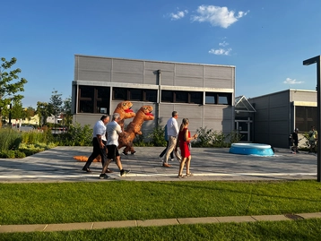 Der Rüsselsheimer OB Patrick Burghardt wird zur Versuchsrennbahn begleitet.