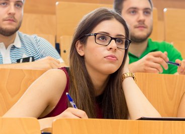 Junge Studierende im Hörsaal der Hochschule RheinMain