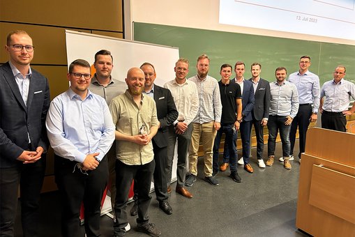 Gruppenfoto der Absolventen des Studiengangs Fahrzeugentwicklung, Energietechnik und Produktionsplanung mit Studiengangsleiter Prof. Dr. Alexander Zopp