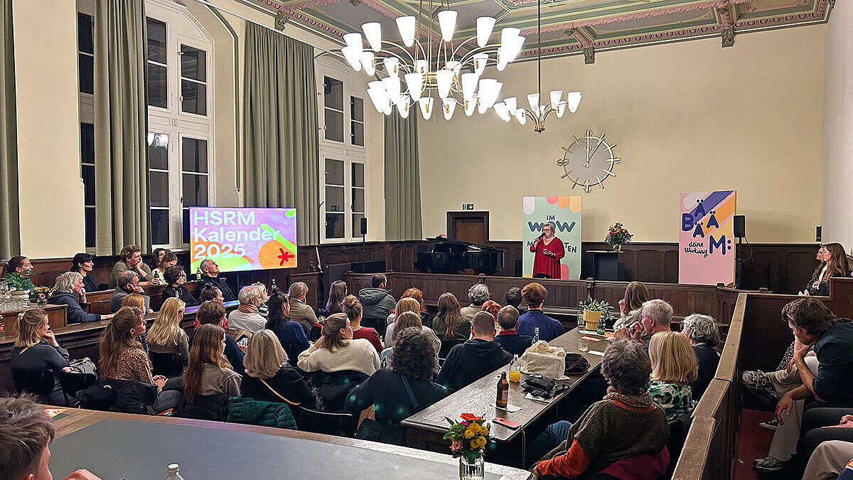Hochschulpräsidentin Prof. Dr. Eva Waller richtet im Schwurgerichtssaal des Alten Gerichts ein Grußwort an die Gäste der Kalenderpräsentation