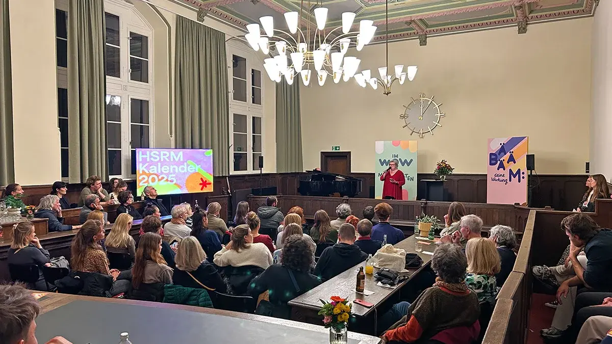 Hochschulpräsidentin Prof. Dr. Eva Waller richtet im Schwurgerichtssaal des Alten Gerichts ein Grußwort an die Gäste der Kalenderpräsentation