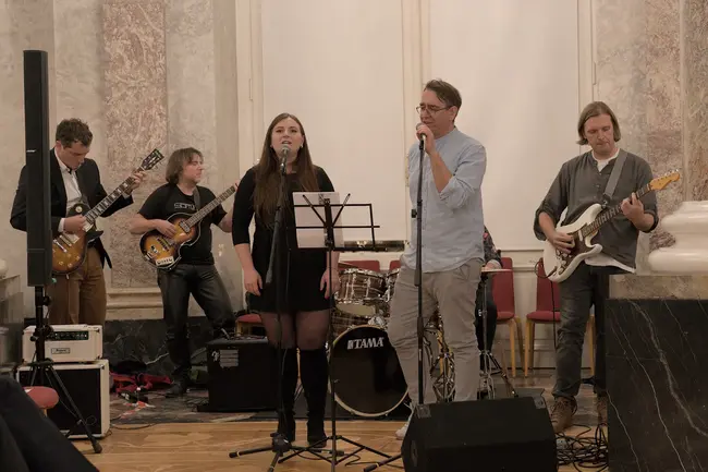 Die Band „Softwerk“ performt einen Song.