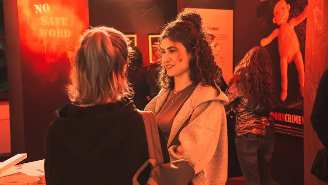 Zwei Besucher:innen in der Ausstellung Stop Pain of Porn