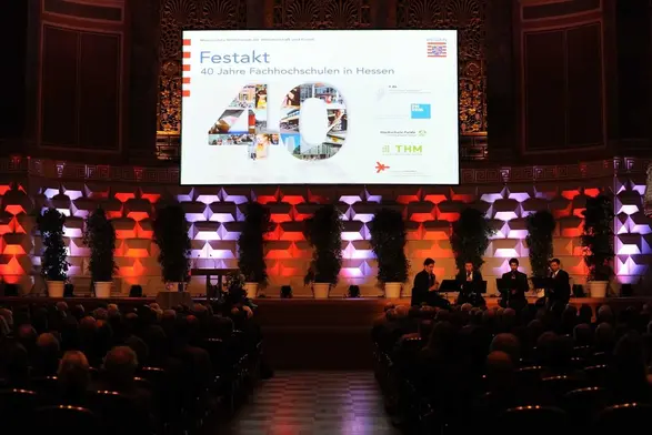 Festakt mit Powerpointpräsentation und stimmungsvoller Beleuchtung