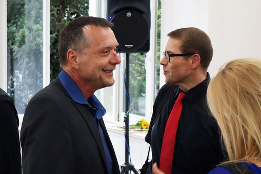 Hochschulpräsident Prof. Dr. Detlev Reymann (li.) und der Wiesbadener Kulturdezernent Axel Imholz besuchen die Vernissage der Werkschau Wiesbaden.