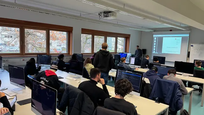 Unsere Erstsemester in der Einführung zu Image Inpainting mittels Deep Learning