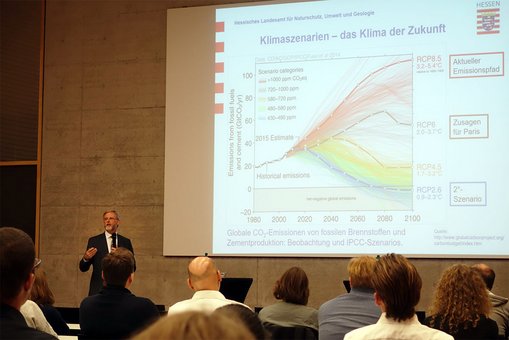 Prof. Dr. Thomas Schmid, Präsident des Hessischen Landesamts für Naturschutz, Umwelt und Geologie mit seinem Festvortrag zum Thema "Klimaschutz konkret! - Was können und müssen wir tun?" © Hochschulkommunikation | Hochschule RheinMain