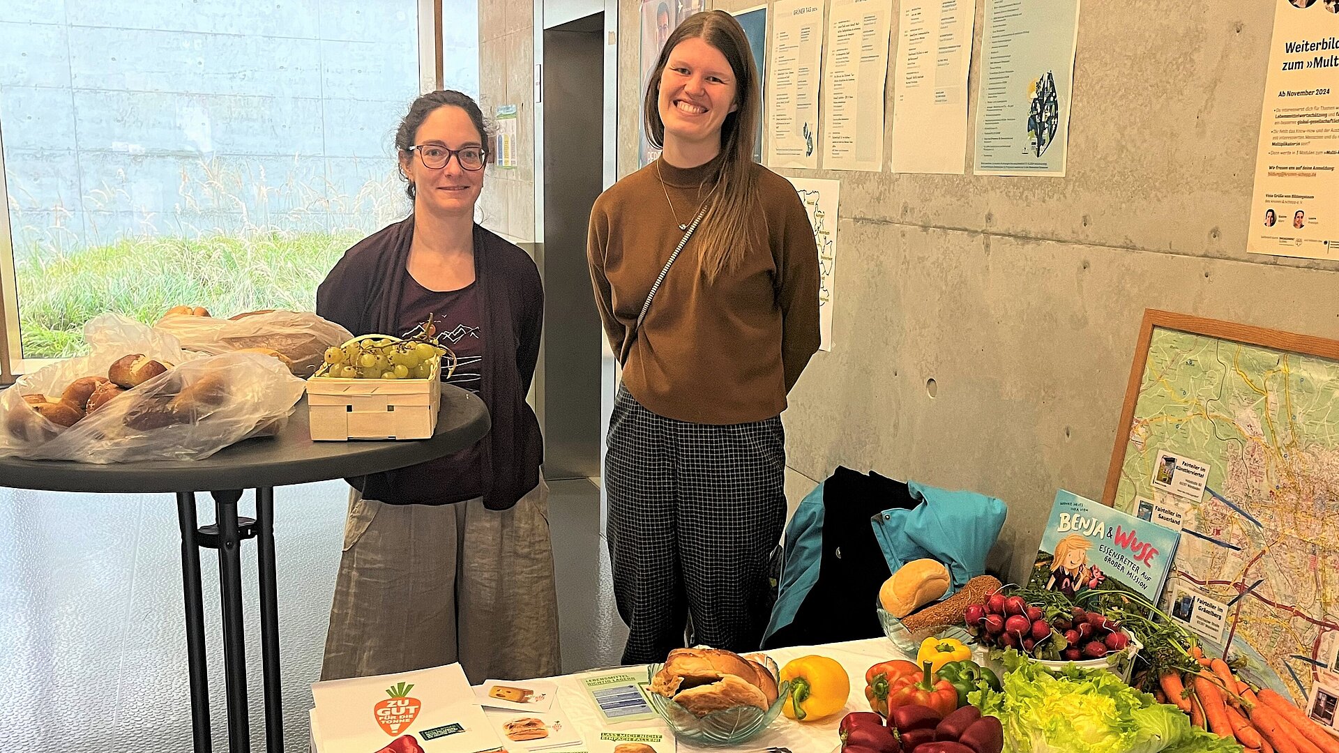 Ein Stand mit geretteten Lebensmitteln