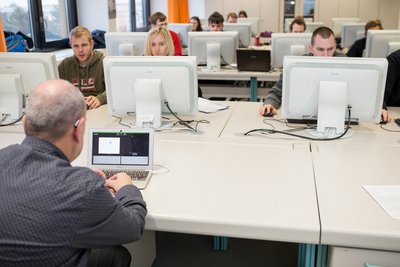 Herr Blüm mit Studierenden im Labor