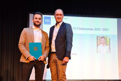 Preisträger Ufuk Akkaya mit dem VDI-Bezirksvereinsvorsitzenden Michael Ludwig. © Hochschulkommunikation | Hochschule RheinMain