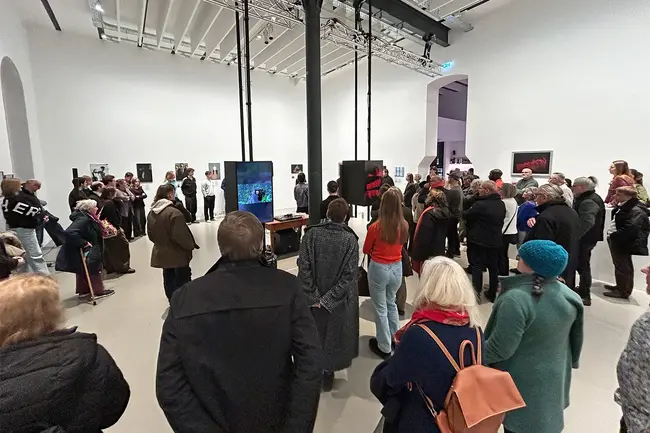 Besucher:innen der Ausstellung Art Remake während der Ausstellungseröffnung durch Prof. Claudia Aymar