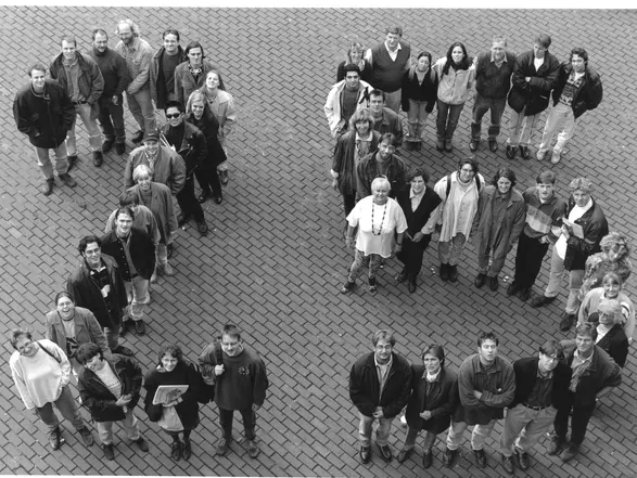 Studierende und Mitarbeitende stellen die Zahl 25 nach