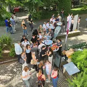 Schüler:innen im Innenhof der Wiesbaden Business School im Gespräch mit aktuellen Studierenden.