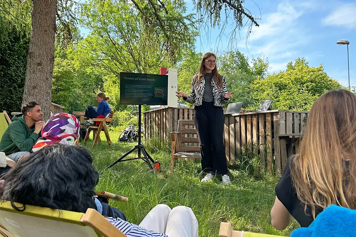 Die Tierrechtsaktivistin Aileen Rese während ihres Vortrags am Aktionstag Nachhaltigkeit in Kurts Garten auf dem Campus Kurt-Schumacher-Ring der Hochschule RheinMain