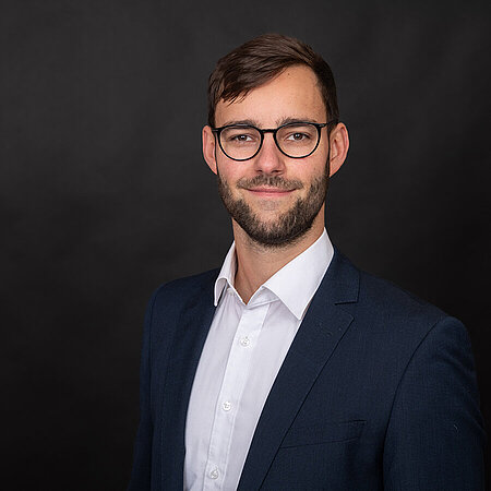 Lars Bieringer Porträtbild von Lars Bieringer vor einem dunklen Hintergrund