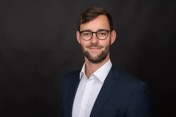 Lars Bieringer Porträtbild von Lars Bieringer vor einem dunklen Hintergrund