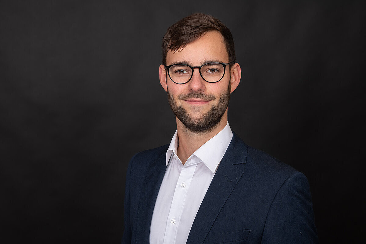 Lars Bieringer Porträtbild von Lars Bieringer vor einem dunklen Hintergrund
