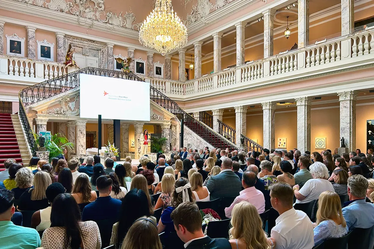Dr. Tina Klug, Kanzlerin der Hochschule RheinMain, während ihrer Ansprache in den Henkell-Sektkellerei
