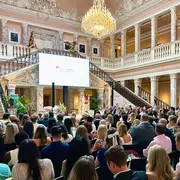 Dr. Tina Klug, Kanzlerin der Hochschule RheinMain, während ihrer Ansprache in den Henkell-Sektkellerei