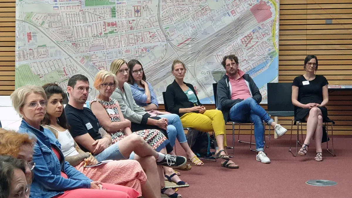 Teilnehmende eines Panels im Rahmen der Fachtagung Soziale Arbeit und Armut