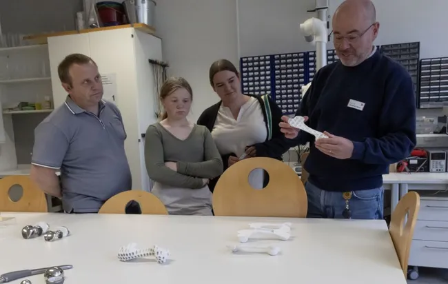 In der Medizintechnik wird an orthopädischen Implantaten und künstlichen Knochen geforscht.